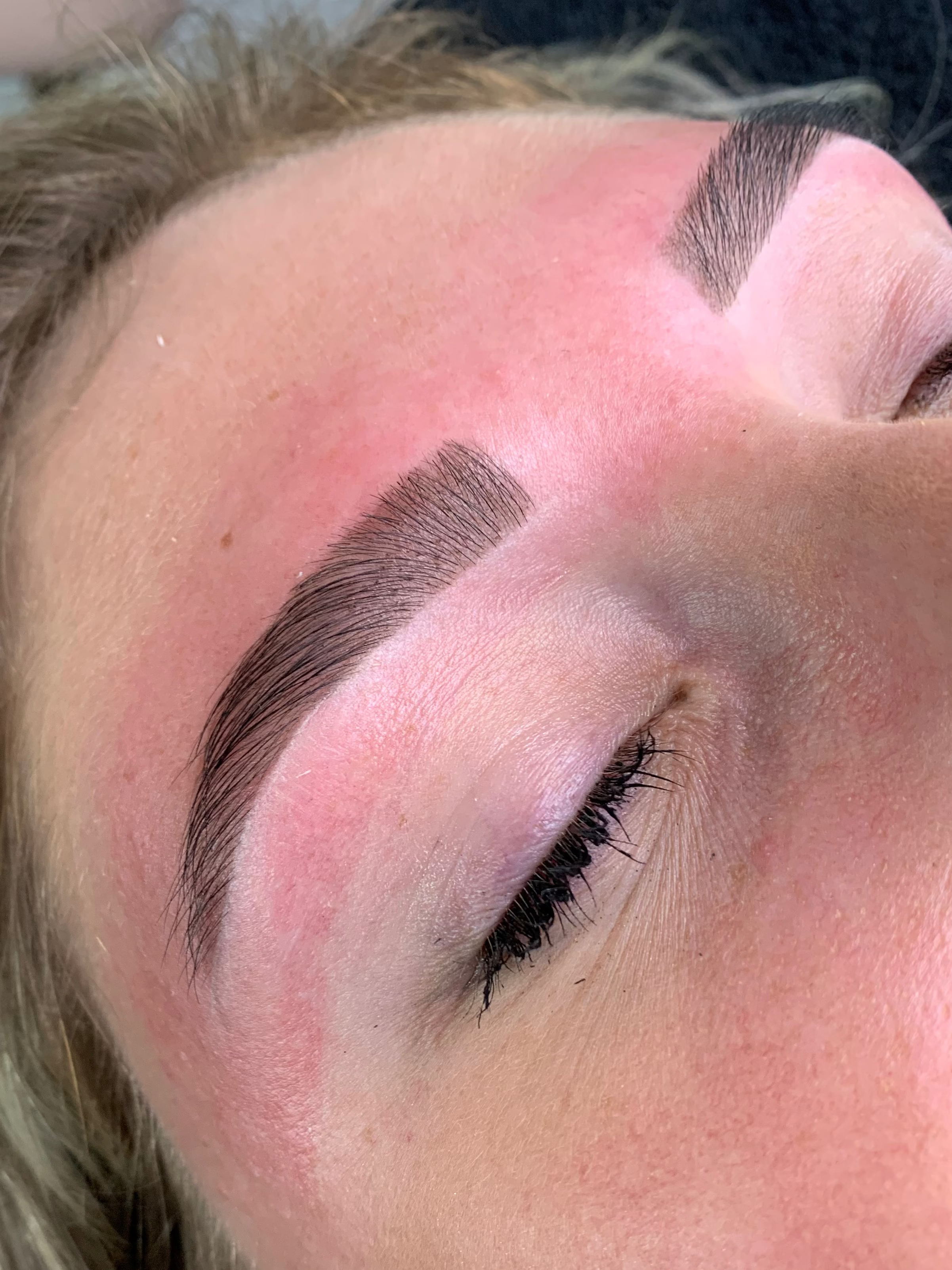 wenkbrauwen laten doen, wenkbrauwen in vorm brengen, wenkbrauwen shapen, wenkrbrauwen verven Utrecht Maarssen 