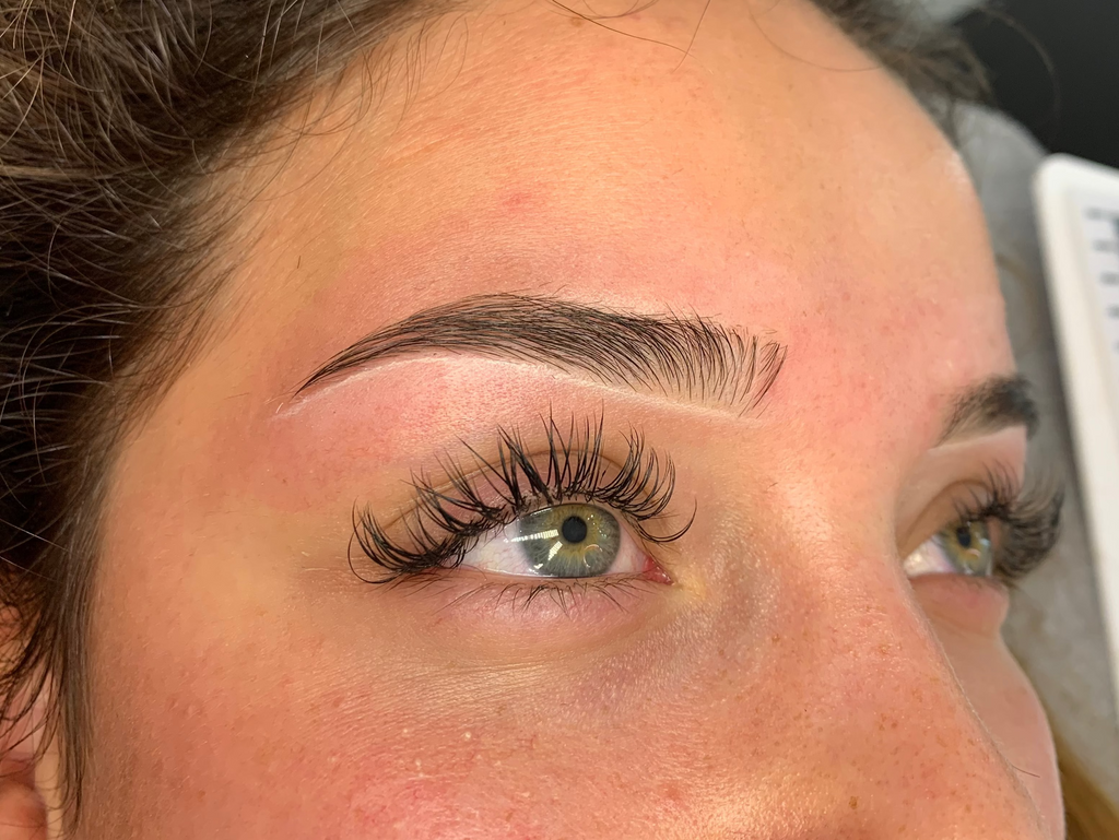 wenkbrauwen laten doen, wenkbrauwen in vorm brengen, wenkbrauwen shapen, wenkrbrauwen verven Utrecht Maarssen 